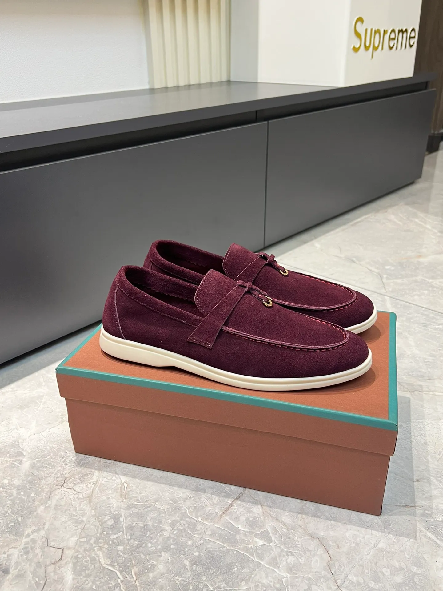 Men's shoes 💰p360 "Loro men's shoes 💰pian'*" Classic L men's shoes for couples 💰p Top version British flat loafers, a must-have item in old money style, the minimalist design is eye-catching and durable, a plus point for dressing The soft foot feel and texture are outstanding. They don’t scratch your feet and are very nice. They are matched with soft and waxy soles. They can be worn daily for a long time without getting tired. They are easy to wear, versatile and classic items, with perfect foot feel and texture! Imported cashmere fabric, the lining is made of imported A-grade water-dyed cow lining, the top version of the genuine leather midsole is sewn with pure handmade mark thread! Size: Female 35-40 (34. Customized) Male 38-44 (45.46. Customized)
